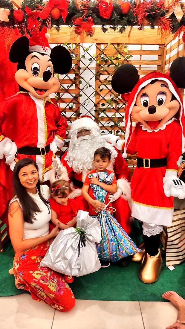 Família com Papai Noel, Mickey e Minnie