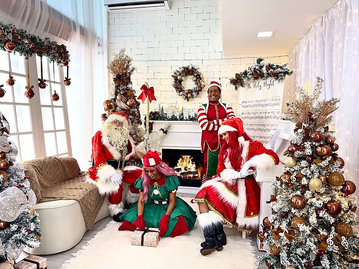 Papai Noel, Noelina e duendes da Animotion em cenário de Natal