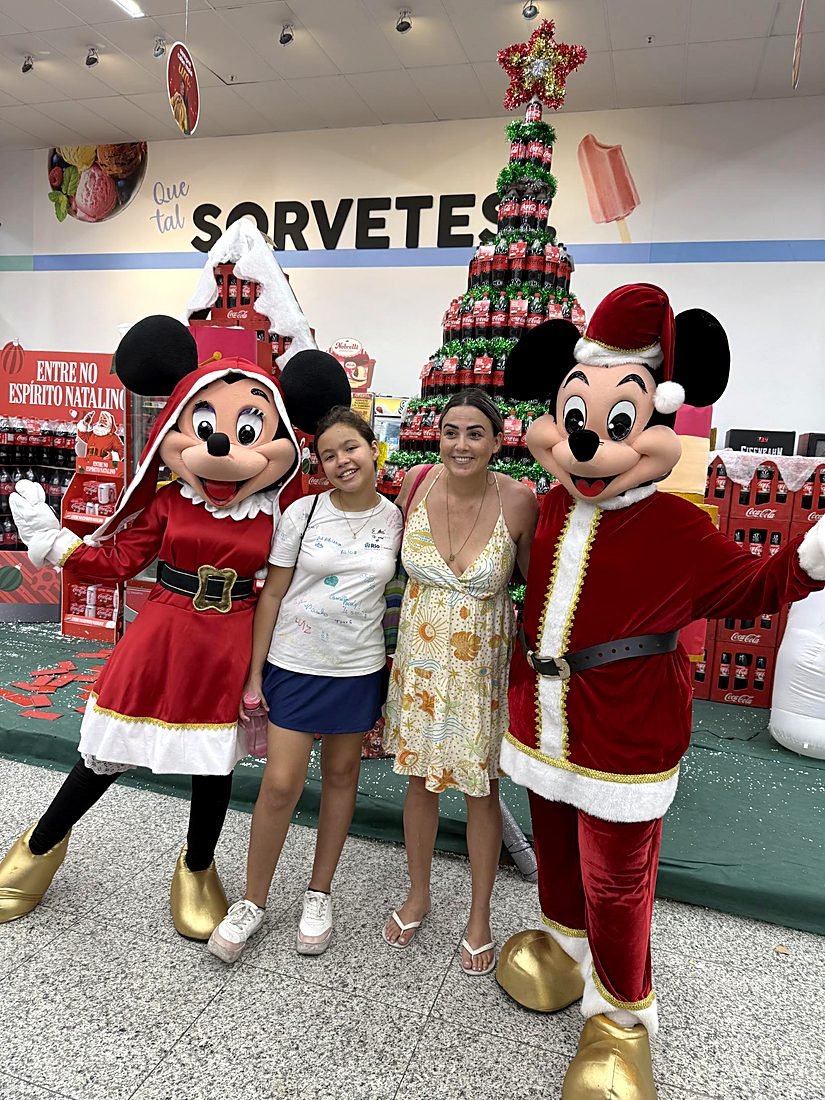 Mickey e Minnie de Natal com clientes em ação de supermercado