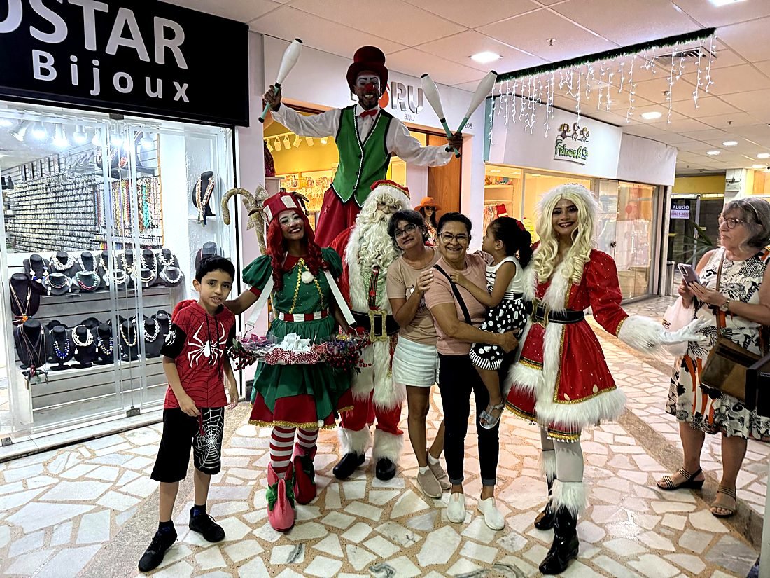 Perna-de-pau, Papai Noel, Mamãe Noel e Baleira com o público em shopping