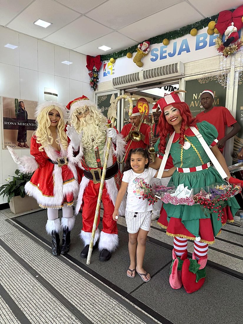 Mamãe Noel, Papai Noel, Baleira de Natal e bandinha em shopping